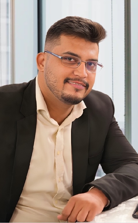 Shahzeb Naqvi — senior mobile and Flutter developer, professional headshot for portfolio